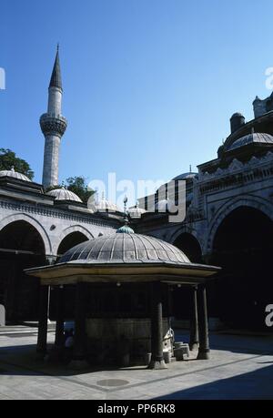 La Turquie. Istanbul. Bayezid II Mosque. Le style ottoman. 16e siècle. Cour et fontaine d'ablution. Banque D'Images