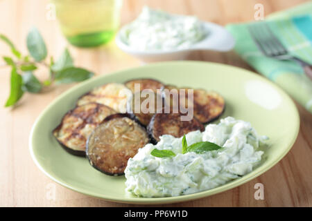 Tzatziki et tranches de rôti d'aubergine sur une plaque Banque D'Images