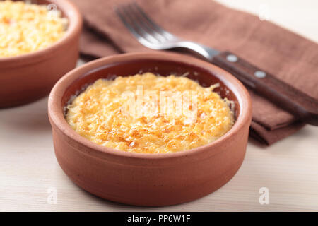 Riz au lait dans le plat de cuisson Banque D'Images