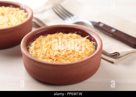 Riz au lait dans le plat de cuisson Banque D'Images