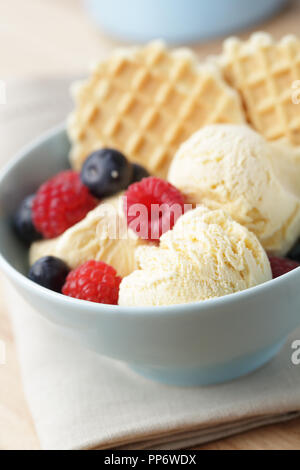 La crème glacée à la framboise, myrtille, et gaufres Banque D'Images