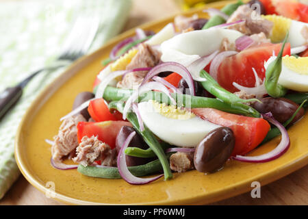 Salade niçoise au thon et légumes closeup Banque D'Images