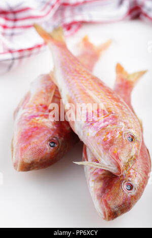 Trois matières goatfishes sur la table avant la cuisson Banque D'Images