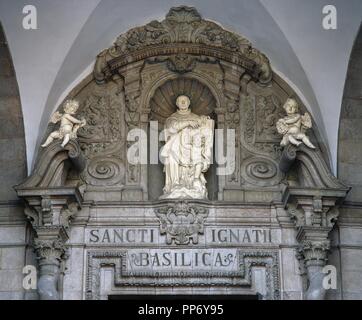 San Ignacio de Loyola, (Iñigo López de Loyola). (Loyola-Azpeitia,1491-Roma,1556). Fundador de la Compañía de Jesús. Fue canonizado en 1622. Detalle escultórico - ornamentales sobre el pórtico de entrada a la basilique del Santuario DE LOYOLA. AZPEITIA. Provincia de Guipúzcoa. País Vasco. Banque D'Images