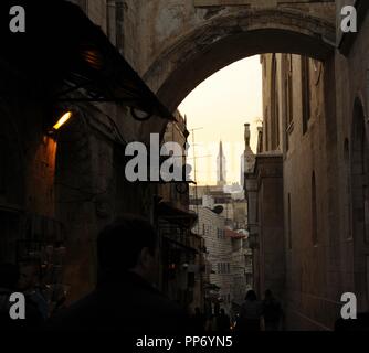 Israël. Jérusalem. Via Dolorosa. Rue de la vieille ville, qui, traditionnellement, Jésus a marché portant la croix, chemin de sa crucifixion. Arche de l'Ecce Homo, 2e station, au coucher du soleil. Banque D'Images