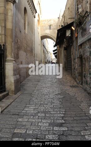 Israël. Jérusalem. Via Dolorosa. Rue de la vieille ville, qui, traditionnellement, Jésus a marché portant la croix, chemin de sa crucifixion. Au fond, l'arche de l'Ecce Homo. Banque D'Images