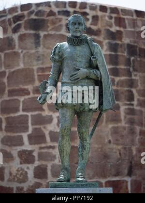 Miguel de Cervantes (1547-1616). L'écrivain espagnol. Sculpture en bronze sur socle en pierre érigée par le sculpteur espagnol Teresa Guerrero (b. 1966) et Javier Martinez (b.1968) en 1999. Alcazar de San Juan. Ciudad Real. L'Espagne. Banque D'Images