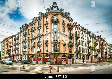 Bel appartement édifices le long de la rue du Spesbourg tram à Strasbourg, France Banque D'Images