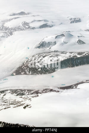 Vue aérienne du Groenland, glaciers, fonte des glaciers, l'écoulement des glaces et des piscines bleu Banque D'Images