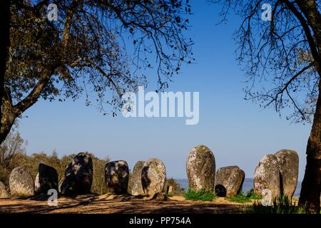 Dos Almendres Cromlech,neolitico antiguo -Alto das Pedras- Talhas, Nossa Senhora de Guadalupe,Valverde, Evora, Portugal, Alentejo, Europa. Banque D'Images