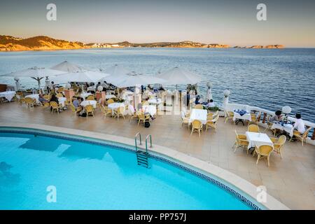 Terraza al aire libre, bar restaurante La Gran Tortuga, aldea de Cala Fornells, Calvià, Mallorca, Islas Baleares, Espagne. Banque D'Images