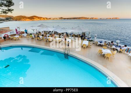 Terraza al aire libre, bar restaurante La Gran Tortuga, aldea de Cala Fornells, Calvià, Mallorca, Islas Baleares, Espagne. Banque D'Images