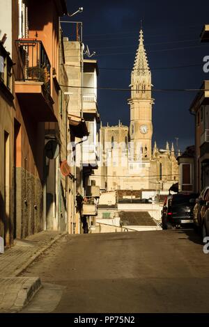 Nubes de tormenta tras la iglesia de Nostra Senyora dels Dolors, siglo XIX, obra de Josep Barcelo je Runggaldier y Gaspar Bennassar, Manacor, Mallorca, Islas Baleares, Espagne. Banque D'Images