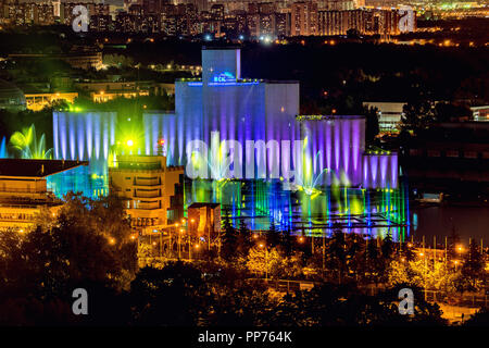 Moscou, Russie - 20 septembre 2018 : décorations et fontaines sur le canal Grebnoy allumé pour free open air festival international Cercle de lumière Banque D'Images