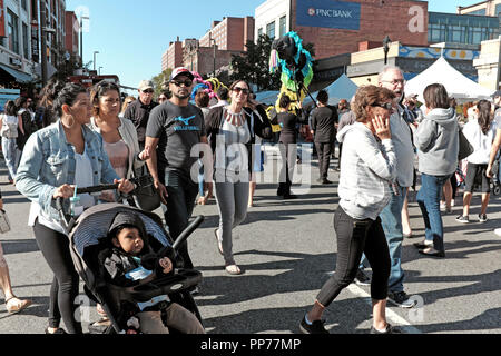 Cleveland, Ohio, USA. Septembre 23, 2018. West 25th Street dans la ville de l'Ohio se remplit de personnes au cours de la 2018 Ville de l'Ohio Street Festival, un événement dans le calendrier des événements de l'automne à Cleveland, Ohio, USA. Credit : Mark Kanning/Alamy Live News. Banque D'Images