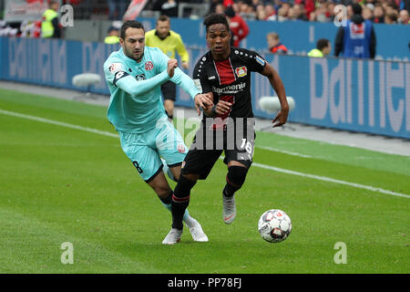 Leverkusen, Allemagne. 29Th Sep 2018. Wendell (R) de Bayer 04 Leverkusen rivalise avec Levin Oztunali de FSV Mainz au cours de la Bundesliga match entre Bayer 04 Leverkusen et 1. FSV Mainz 05 au BayArena à Leverkusen, Allemagne, le 23 septembre 2018. Leverkusen a gagné 1-0. Credit : Joachim Bywaletz/Xinhua/Alamy Live News Banque D'Images