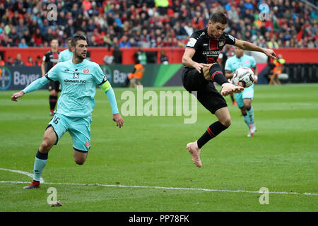 Leverkusen, Allemagne. 29Th Sep 2018. Lucas Alario (R) de Bayer 04 Leverkusen contrôle le ballon pendant le match de Bundesliga entre Bayer 04 Leverkusen et 1. FSV Mainz 05 au BayArena à Leverkusen, Allemagne, le 23 septembre 2018. Leverkusen a gagné 1-0. Credit : Joachim Bywaletz/Xinhua/Alamy Live News Banque D'Images