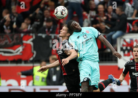 Leverkusen, Allemagne. 29Th Sep 2018. Lars Bender (L) de Bayer 04 Leverkusen rivalise avec Jean-Philippe Mateta de FSV Mainz au cours de la Bundesliga Bayer Leverkusen match entre 04 et 1. FSV Mainz 05 au BayArena à Leverkusen, Allemagne, le 23 septembre 2018. Leverkusen a gagné 1-0. Credit : Joachim Bywaletz/Xinhua/Alamy Live News Banque D'Images