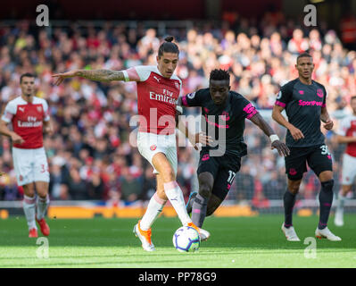 Londres, Royaume-Uni. 29Th Sep 2018. Hector Bellerin (L) d'Arsenal rivalise avec Idrissa Gueye de Everton au cours de l'English Premier League match entre Arsenal et Everton à l'Emirates Stadium à Londres, Angleterre le 23 septembre 2018. Arsenal a gagné 2-0. Crédit : Marek Dorcik/Xinhua/Alamy Live News Banque D'Images