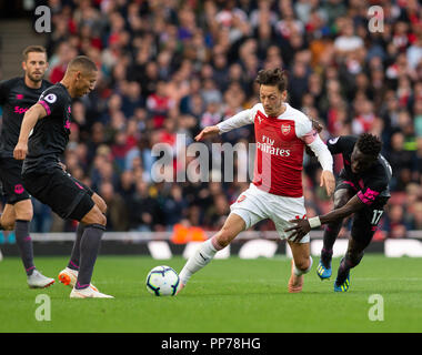 Londres, Royaume-Uni. 29Th Sep 2018. Mesut Ozil (C) d'Arsenal rivalise avec Idrissa Gueye (R) d'Everton au cours de l'English Premier League match entre Arsenal et Everton à l'Emirates Stadium à Londres, Angleterre le 23 septembre 2018. Arsenal a gagné 2-0. Crédit : Marek Dorcik/Xinhua/Alamy Live News Banque D'Images