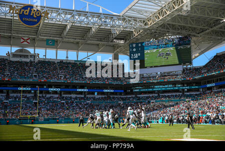 Miami Gardens, Florida, USA. 29Th Sep 2018. Une vue sur le stade comme le jeu des Dolphins de Miami contre les Raiders d'Oakland lors d'un match de football de la NFL entre les Raiders d'Oakland et les Dolphins de Miami au Hard Rock Stadium de Miami Gardens, en Floride. Crédit : Mario Houben/ZUMA/Alamy Fil Live News Banque D'Images