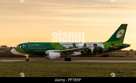 L'aéroport de Cork, Cork, Irlande. 24 Septembre, 2018. Aer Lingus Airbus A320 dans la livrée d'Irish Rugby le roulage sur la piste 16/34 avant de décoller pour Heathrow, Londres à l'aéroport de Cork, en Irlande. Crédit : David Creedon/Alamy Live News Banque D'Images