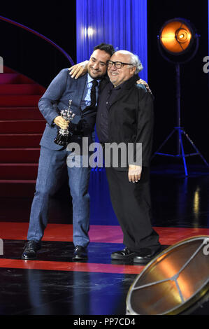 San Sebastian, Espagne. 22 Sep, 2018. Danny DeVito reçoit le prix Donostia du réalisateur Juan Antonio Bayona lors de la 66e Festival International du Film de San Sebastian au Kursaal le 22 septembre 2018 à San Sebastian, Espagne. Utilisation dans le monde entier | Credit : dpa/Alamy Live News Banque D'Images