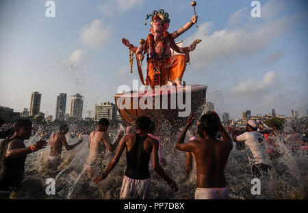 Mumbai, Inde. 29Th Sep 2018. Les dévots indiens porte une idole du dieu Hindou à tête d'éléphant Ganesha Seigneur d'immersion pour le dernier jour de Ganesh festival dans le cadre d'un rituel, à Mumbai, Inde, 23 septembre 2018. Credit : Stringer/Xinhua/Alamy Live News Banque D'Images