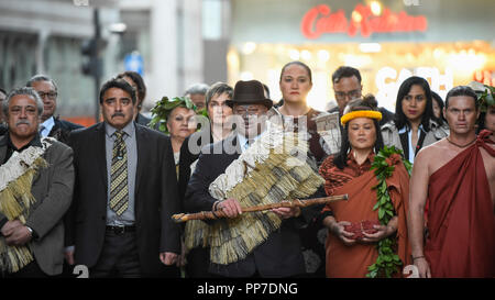 Londres, Royaume-Uni. 24 septembre 2018. Membres des Ngati Ranana, le London Club Maori, prendre part à une cérémonie de bénédiction et procession de cérémonie pour la prochaine "Océanie" exposition à la Royal Academy of Arts de l'exposition est présentée du 29 septembre au 10 décembre 2018 représentant l'art de la Mélanésie, la Micronésie et la Polynésie, sur l'ensemble de la vaste région du Pacifique à partir de la Guinée à l'île de Pâques, Hawaï à la Nouvelle Zélande. Crédit : Stephen Chung / Alamy Live News Banque D'Images