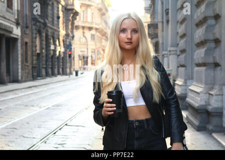 Milan, Italie. 29Th Sep 2018. Anna modèle Hiltrop marche sur une rue de Milan. Les 24 ans de visites spectacles au Fashion Week à Milan et se présente sur le podium. (À propos de dpa de 'Afficher pour afficher : Modèle Anna Hiltrop au Milan Fashion week" 24.09.2018) Crédit : Sabina Kurbegovic/dpa/Alamy Live News Banque D'Images