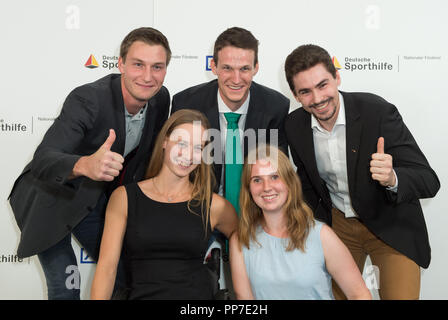 Thomas ROEHLER (athlétisme javelot / stratégie, management et marketing), Malte (aviron JAKSCHIK / génie mécanique), Richard SCHMIDT (escrime / Jura / rangée arrière de gauche à droite). Anna SCHAFFELHUBER (Para Ski alpin / enseignement) et Clara KLUG (Para Biathlon / Computational Linguistics / Première rangée, de gauche à droite) posent pour une photo pour le Sport Autres 2018. Attribution de la pyramide des sports d'or et d'attribution de ce sport dans le PalaisPopulaire 2018 Fellow de la Deutsche Bank à Berlin , Allemagne le 17.09.2018. Dans le monde d'utilisation | Banque D'Images