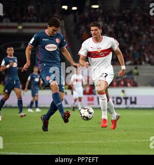 Stuttgart, Deutschland. Sep 21, 2018. Allemagne, Stuttgart, 21.09.2018, football, Bundesliga, saison 2018/2019, 4. journée, le VfB Stuttgart - Fortuna Düsseldorf : de gauche à droite Marcin Kaminski (Fortuna Düsseldorf), Mario Gomez (VfB Stuttgart), DFL RÈGLEMENT INTERDIT TOUTE UTILISATION DES PHOTOGRAPHIES COMME DES SÉQUENCES D'IMAGES ET/OU QUASI VIDÉO. Crédit : Robin Rudel | utilisée dans le monde entier/dpa/Alamy Live News Banque D'Images