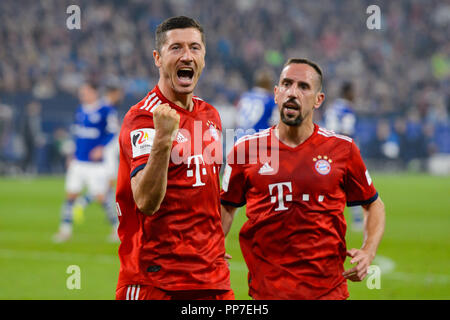 Gelsenkirchen, Allemagne. 22 Sep, 2018. 22.09.2018, Veltins Arena, Gelsenkirchen, Allemagne, GER, 1. FBL, FC Schalke 04. FC Bayern Munich/Muenchen DFL RÈGLEMENT INTERDIT TOUTE UTILISATION DE PHOTOGRAPHIE COMME DES SÉQUENCES D'IMAGES ET/OU QUASI VIDÉO. dans l'image goaljubel/jubilation Robert Lewandowski (#  9 Bayern), Franck Ribery (#  7) après 0-2 Bayern Bayern Photo © nordphoto/Kurth | utilisée dans le monde entier : dpa Crédit/Alamy Live News Banque D'Images