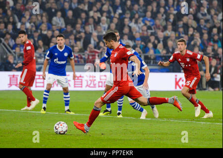 Gelsenkirchen, Allemagne. 22 Sep, 2018. 22.09.2018, Veltins Arena, Gelsenkirchen, Allemagne, GER, 1. FBL, FC Schalke 04. FC Bayern Munich/Muenchen DFL RÈGLEMENT INTERDIT TOUTE UTILISATION DE PHOTOGRAPHIE COMME DES SÉQUENCES D'IMAGES ET/OU QUASI VIDÉO. dans l'image coup de pied de pénalité/objectif tourné Robert Lewandowski (#  9) à la 0-2 Bayern Bayern photo © nordphoto/Kurth | utilisée dans le monde entier : dpa Crédit/Alamy Live News Banque D'Images