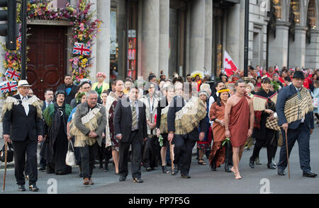 Royal Academy of Arts, Londres, Royaume-Uni. 24 Septembre, 2018. Une procession à partir de Green Park se déplace vers le bas à la Piccadilly RA Cour où ils sont officiellement accueillis, au nom de l'AR, par les membres de Ngãti Rānana, le London Club Māori. Cette cérémonie de bienvenue comprend des chansons et un haka suivie de représentations dans la cour de l'RA de célébrer les cultures représentées dans l'exposition de l'Océanie. Pays et territoires participant à la procession et la bénédiction : Nouvelle-Zélande, Fidji, le Royaume des Tonga, la Papouasie-Nouvelle-Guinée et de Tahiti. Credit : Malcolm Park/Alamy Live News. Banque D'Images