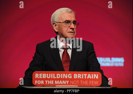 Liverpool, Royaume-Uni. Sep 24, 2018. John McDonnell MP, Shadow Chancellor, prononce son discours sur le thème de l'investissement privé et de la propriété, sur la séance de la matinée du deuxième jour de la conférence annuelle du Parti travailliste à l'ACC Centre de conférence. Crédit : Kevin Hayes/Alamy Live News Banque D'Images