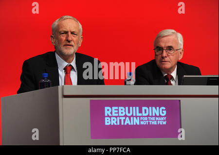 Liverpool, Royaume-Uni. Sep 24, 2018. L-R MP Jeremy Corbyn, chef du parti travailliste et John McDonnell MP, Chancelier de l'ombre, à l'écoute de la discussion sur l'investissement privé et de la propriété, sur la séance de la matinée du deuxième jour de la conférence annuelle du Parti travailliste à l'ACC Centre de conférence. Crédit : Kevin Hayes/Alamy Live News Banque D'Images