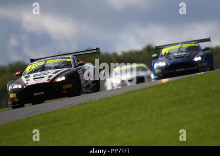 Donington Park, Royaume-Uni. 23 Septembre, 2018. TF Sport Aston Martin V12 Vantage GT3 avec les pilotes Derek Johnston & Marco Sorensen conduit l'équipe mate TF Sport Aston Martin V12 Vantage GT3 avec les pilotes Mark Farmer & Nicki Thiim au cours de la British GT Championship - Round 9 à Donington Park, Derby, Angleterre le 23 septembre 2018. Photo par Jurek Biegus. Usage éditorial uniquement, licence requise pour un usage commercial. Aucune utilisation de pari, de jeux ou d'un seul club/ligue/dvd publications. Credit : UK Sports Pics/Alamy Live News Banque D'Images