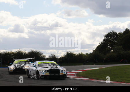 Donington Park, Royaume-Uni. 23 Septembre, 2018. Parker de l'équipe Racing Ltd Bentley Continental GT3 avec les pilotes Rick Parfitt Jr et Ryan Ratcliffe optimale conduit Motorsport Aston Martin V12 Vantage GT3 avec les pilotes Flick Haigh & Jonny Adam au cours de la British GT Championship - Round 9 à Donington Park, Derby, Angleterre le 23 septembre 2018. Photo par Jurek Biegus. Usage éditorial uniquement, licence requise pour un usage commercial. Aucune utilisation de pari, de jeux ou d'un seul club/ligue/dvd publications. Credit : UK Sports Pics/Alamy Live News Banque D'Images