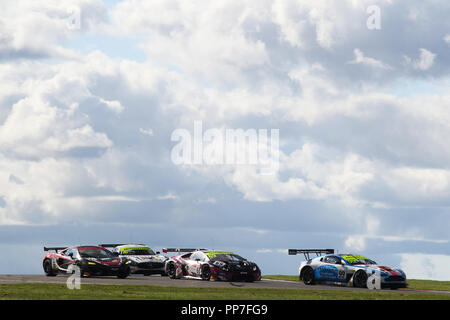 Donington Park, Royaume-Uni. 23 Septembre, 2018. Beechdean AMR Aston Martin V12 Vantage GT3 avec les pilotes Andrew Howard & Darren Turner mène Barwell Motorsport Lamborghini Ouragan GT3 avec les pilotes Sam De Haan & Jonny Cocker au cours de la British GT Championship - Round 9 à Donington Park, Derby, Angleterre le 23 septembre 2018. Photo par Jurek Biegus. Usage éditorial uniquement, licence requise pour un usage commercial. Aucune utilisation de pari, de jeux ou d'un seul club/ligue/dvd publications. Credit : UK Sports Pics/Alamy Live News Banque D'Images