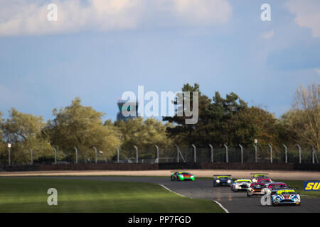 Donington Park, Royaume-Uni. 23 Septembre, 2018. Beechdean AMR Aston Martin V12 Vantage GT3 avec les pilotes Andrew Howard & Darren Turner dirige un pack d'au cours de la British GT Championship - Round 9 à Donington Park, Derby, Angleterre le 23 septembre 2018. Photo par Jurek Biegus. Usage éditorial uniquement, licence requise pour un usage commercial. Aucune utilisation de pari, de jeux ou d'un seul club/ligue/dvd publications. Credit : UK Sports Pics/Alamy Live News Banque D'Images