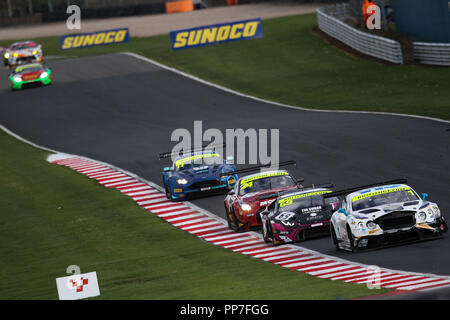 Donington Park, Royaume-Uni. 23 Septembre, 2018. Parker de l'équipe Racing Ltd Bentley Continental GT3 avec les pilotes Rick Parfitt Jr et Ryan Ratcliffe dirige un pack de voitures au cours de la British GT Championship - Round 9 à Donington Park, Derby, Angleterre le 23 septembre 2018. Photo par Jurek Biegus. Usage éditorial uniquement, licence requise pour un usage commercial. Aucune utilisation de pari, de jeux ou d'un seul club/ligue/dvd publications. Credit : UK Sports Pics/Alamy Live News Banque D'Images