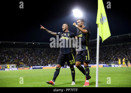 Frosinone, Italie. 23 Septembre, 2018. Federico Bernardeschi célébrer avec son coéquipier Cristiano Ronaldo après leur célèbre scores scores premier but après au cours de la Serie A italienne Frosinone match de foot contre la Juventus au Stadio Stirpe sur Frosinone Italie 23 septembre 2018 Credit : NAfoto/Alamy Live News Banque D'Images