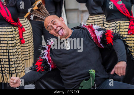 Londres, Royaume-Uni. 24 Septembre, 2018. Le haka de bienvenue par les membres de Ngãti Rānana, le London Club Maori - Une cérémonie de procession et cérémonie de bénédiction pour l'Académie Royale d'Océanie à venir de l'exposition. La procession a débuté à partir de Green Park et déplacé vers le bas de la Cour RA Piccadilly où ils ont été officiellement accueillis par les membres de Ngãti Rānana, le London Club Māori. Pays et territoires participant à la cérémonie comprenait la Nouvelle Zélande, Fidji, le Royaume des Tonga, la Papouasie-Nouvelle-Guinée et de Tahiti. Crédit : Guy Bell/Alamy Live News Banque D'Images