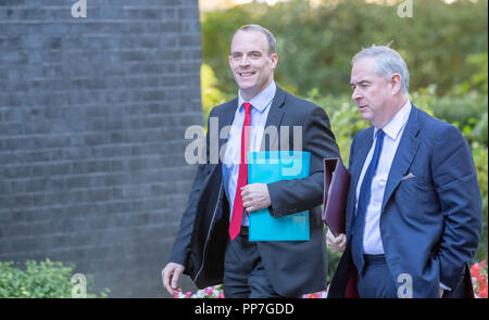 Londres, Royaume-Uni. 24 septembre 2018,Dominic Raab MP PC, Brexit Secrétaire,(à gauche) et Geoffrey Cox QC MP Procureur Général , se présente à une réunion du Cabinet au 10 Downing Street, Londres, Royaume-Uni. Ian Davidson Crédit/Alamy Live News Banque D'Images