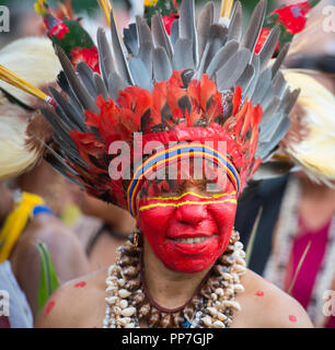 Royal Academy of Arts, Londres, Royaume-Uni. 24 Septembre, 2018. Une procession à partir de Green Park se déplace vers le bas à la Piccadilly RA Cour où ils sont officiellement accueillis, au nom de l'AR, par les membres de Ngãti Rānana, le London Club Māori. Cette cérémonie de bienvenue comprend des chansons et un haka suivie de représentations dans la cour de l'RA de célébrer les cultures représentées dans l'exposition de l'Océanie. Pays et territoires participant à la procession et la bénédiction : Nouvelle-Zélande, Fidji, le Royaume des Tonga, la Papouasie-Nouvelle-Guinée et de Tahiti. Credit : Malcolm Park/Alamy Live News. Banque D'Images