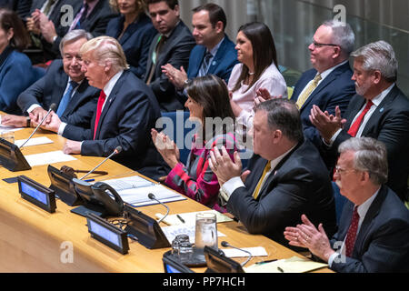 New York, États-Unis, 24 septembre 2018. Le Secrétaire Général des Nations Unies, M. António Guterres, serre la main du président américain Donald Trump comme la délégation américaine applaudit après une manifestation de haut niveau sur la lutte contre les stupéfiants convoquée par la délégation des Etats-Unis à leur siège à New York. À côté de Tump sont : l'Ambassadeur des États-Unis, Nikki Haley, Secrétaire d'État américain Mike Pompeo et de nous conseiller pour la sécurité nationale, John Bolton. Trump a présenté son appel mondial à l'action sur le problème mondial de la drogue. Photo par Enrique Shore Crédit : Enrique Shore/Alamy Live News Banque D'Images