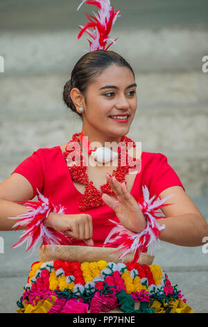 Danseurs de Tonga - Une cérémonie de procession et cérémonie de bénédiction pour l'Académie Royale d'Océanie à venir de l'exposition. La procession a débuté à partir de Green Park et déplacé vers le bas de la Cour RA Piccadilly où ils ont été officiellement accueillis par les membres de Ngãti Rānana, le London Club Māori. Pays et territoires participant à la cérémonie comprenait la Nouvelle Zélande, Fidji, le Royaume des Tonga, la Papouasie-Nouvelle-Guinée et de Tahiti. Crédit : Guy Bell/Alamy Live News Banque D'Images