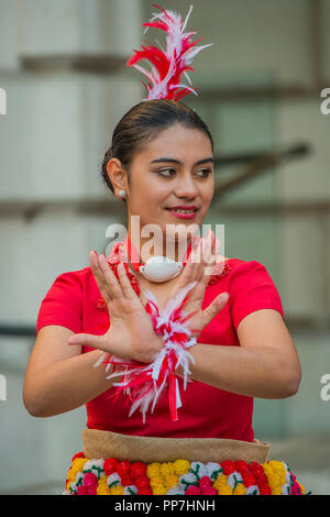 Danseurs de Tonga - Une cérémonie de procession et cérémonie de bénédiction pour l'Académie Royale d'Océanie à venir de l'exposition. La procession a débuté à partir de Green Park et déplacé vers le bas de la Cour RA Piccadilly où ils ont été officiellement accueillis par les membres de Ngãti Rānana, le London Club Māori. Pays et territoires participant à la cérémonie comprenait la Nouvelle Zélande, Fidji, le Royaume des Tonga, la Papouasie-Nouvelle-Guinée et de Tahiti. Crédit : Guy Bell/Alamy Live News Banque D'Images