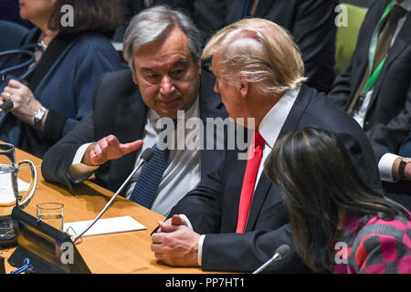 New York, États-Unis, 24 septembre 2018. Le président américain, Donald Trump parle à le Secrétaire général des Nations Unies, António Guterres après une manifestation de haut niveau sur la lutte contre les stupéfiants convoquée par la délégation des Etats-Unis à leur siège à New York. Trump a présenté son appel mondial à l'action sur le problème mondial de la drogue. Photo par Enrique Shore Crédit : Enrique Shore/Alamy Live News Banque D'Images